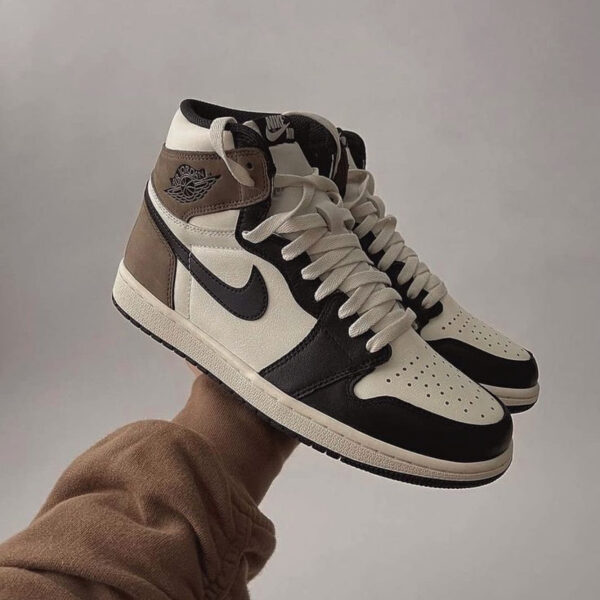 AIR JORDAN 1 RETRO HIGH OG "DARK MOCHA"